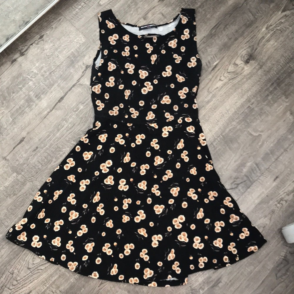 Keyhole back brandy Melville sunflower dress
